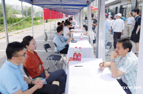 6月份丰台区北宫镇举办“百日千万招聘专项行动”招聘会